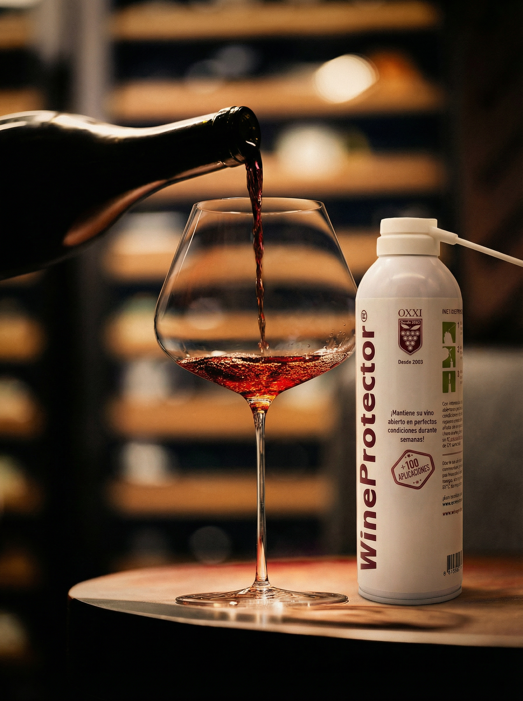 Envase WineProtector sobre fondo blanco, detalle del aplicador